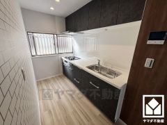 キッチンは空間を有効活用できる壁付けタイプ。キッチン横には窓がございますので、昼間は手元が明るく、お料理がはかどります。