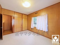 洋室は防音性、保温性に優れたカーペット敷き詰めです。防滑性、クッション性も高く、お子様やご高齢の方も安全にお住まいいただけます。