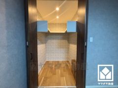 収納力豊富なウォークインクローゼット付き。お洋服はもちろん、スーツケースなどの大物、日用品のストックもしっかり収納できます。