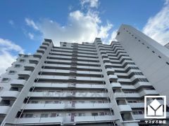 1号棟は敷地内の北側の端に配置されており、西側には県道142号が通り、北側にはJR東海道本線（神戸線）が走る開放的な立地です。