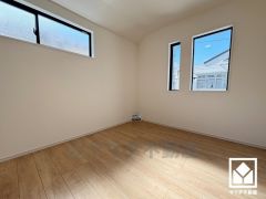 2面採光の大きな窓からは明るい光が降り注ぎます。柔らかな光が差し込むお部屋で、快適で落ち着いた生活をお送りいただけます。