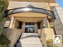 広々とした明るいエントランス。綺麗に整備されており、帰宅時や来客時にも気持ちの良い空間です。