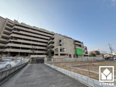 敷地内にはジョギングロードも整備されており、自然を感じながら運動も楽しめる住環境です。