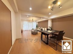 広々22.5帖のLDKが魅力。家族全員がリラックスできる、ゆったりとした快適リビングで温かい団らんの時間を。