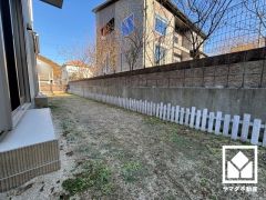 家庭菜園やガーデニングなども楽しめる広々としたお庭がございます。