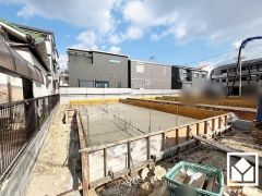 南向きバルコニーで陽当たり、風通し良好。奥行きがあり広々としているため、お洗濯物をたっぷりと干す事ができます。