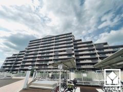 1番館～4番館までそびえる敷地の中央には広々としたプレイロットが用意されています。東側にブランコやシーソーなどの遊具が設置された「巽公園」も隣接しており、子育て世帯の方にもお勧めです。