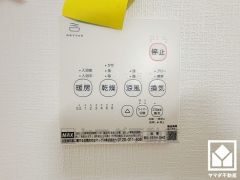 浴室暖房乾燥機付き。真冬の寒い浴室を暖かく、また雨の日の洗濯物の乾燥にと多用途に活躍する機能です。