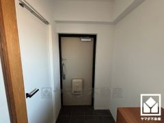 白を基調とした明るい玄関で、毎日を爽やかにスタート。広々とした開放感と清潔感あふれる空間が、訪れる人々を温かく迎えます。