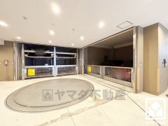 敷地内に屋内駐車場を完備。重い荷物や雨の日の移動もスムーズで、快適なカーライフを実現。機械式のため車種に制限がございます。空き状況は弊社スタッフまでお気軽にお問い合わせください。