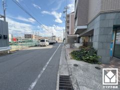 阪急電鉄神戸線「園田」駅まで徒歩約25分、JR福知山線「猪名寺」駅まで徒歩約26分の立地。