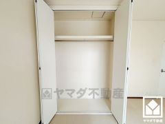 新たに家具を買わなくても良いので、ハンガーパイプ付きのクローゼットは嬉しいですね。