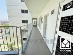 「ローソン武庫之荘四丁目店」まで徒歩3分、「キリン堂武庫之荘店」まで徒歩6分、「コープ武庫之荘」まで徒歩7分など、お買い物施設が徒歩圏内に複数あり便利な住環境です。