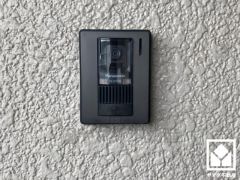 白を基調とした明るい玄関で、毎日を爽やかにスタート。広々とした開放感と清潔感あふれる空間が、訪れる人々を温かく迎えます。