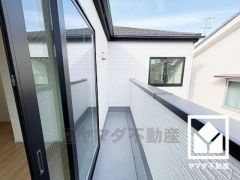 東側バルコニーのため、朝日が気持ちよく入り爽やかな一日を始められます。広々としているため、お洗濯物もたっぷりと干す事ができます。