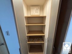 廊下や洗面室にも収納スペースが複数あり、住空間を広々お使いいただけます。