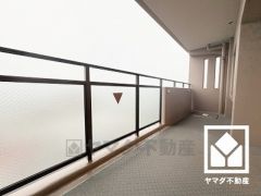 南東・南西・北西向き3面バルコニーで陽当たり、風通し良好。15階建て最上階につき開放的な景色が広がります。広々としたバルコニーで、お洗濯物もたっぷりと干す事ができます。