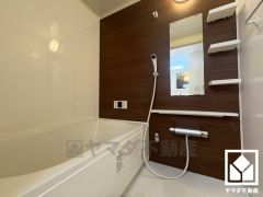 1日の疲れを癒す浴室でゆったりリフレッシュ。ナチュラルな木目調のアクセントパネルは落ち着いた雰囲気を演出してくれます。