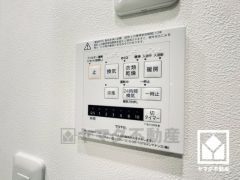 浴室暖房乾燥機付き。真冬の寒い浴室を暖かく、また雨の日の洗濯物の乾燥にと多用途に活躍する機能です。