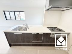 フラットタイプのカウンターキッチンなので配膳や片付けがしやすく、お料理中でもお子様の様子が分かって安心です。