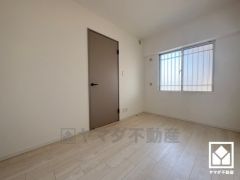 約5.4帖の洋室です。お子様のお部屋などにも丁度良い広さです。