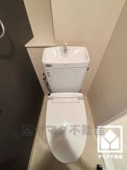明るく清潔感溢れるトイレです。