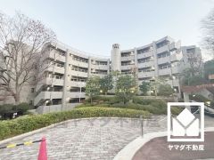 キッチン収納の多さもお料理を楽にしてくれるポイント。吊戸棚やカップボードなどもあり、スッキリお使いいただけます。