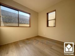 約4.5帖の2階西側洋室です。お子様のお部屋などにも丁度良い広さです。