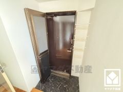 断熱・防音・防犯性の高い二重扉の玄関です。