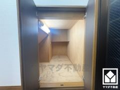 空間を無駄なく活用、階段下の賢い収納。奥行きがあるので、収納力も申し分ありません。照明も設置されており出し入れしやすい設計です。アウトドア用品などもすっきり収まり、いつでも整った空間に。