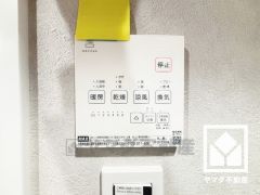 浴室暖房乾燥機付き。真冬の寒い浴室を暖かく、また雨の日の洗濯物の乾燥にと多用途に活躍する機能です。