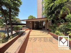 広々とした明るいエントランスです。帰宅時や来客時にも気持ちの良い空間です。