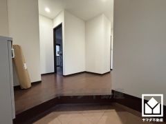 シンプルで洗練された玄関スペース。帰るたびにホッとできる、心地よい住まいの入り口。