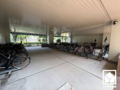 サイクルラックの設置された屋内駐輪場を完備。スッキリ整理されて、自転車同士の接触や転倒の心配がございません。
