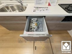 毎日の家事の負担を軽減でき、水道代の節約にもなる食器洗乾燥機付き。
