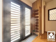 玄関ドアの窓から光が差し込み、外出時にも帰宅時にも、明るい気持ちになれる玄関です。