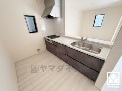 カウンターキッチンなので配膳や片付けがしやすく、お料理中でもお子様の様子が分かって安心です。キッチン横には窓がございますので、昼間は手元が明るく、お料理がはかどります。