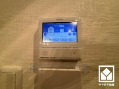 ガスで発電した排熱でお湯も作る「エネファーム」搭載。ガスや電気から電気・お湯を作り、貯油タンクのお湯も生活用水と利用できるため、停電・ガス停止・断水などの災害時にも有効です。