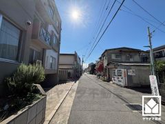 「セブンイレブン尼崎椎堂1丁目店」まで徒歩3分、「業務スーパー園田店」まで徒歩9分など、お買い物施設が徒歩圏内に複数あり便利な住環境です。