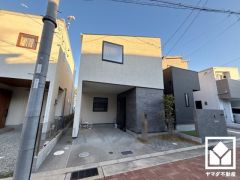 広々20.9帖のLDKが魅力。家族全員がリラックスできる、ゆったりとした快適リビングで温かい団らんの時間を。