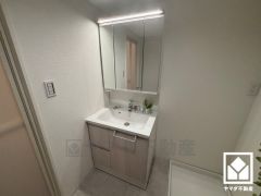 使いやすさが考えられた3面鏡です。洗面ボウルが広めなので、忙しい朝でも身支度がしやすく時短になります。