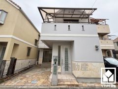 キッチン背面には勝手口があり、換気やゴミ出しなどに便利です。