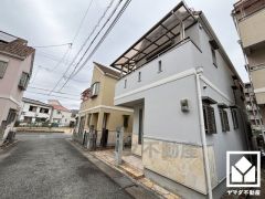 キッチンはカウンター付きの対面式。配膳や片付けがしやすく、お料理中でもお子様の様子が分かって安心です。