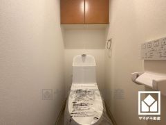 明るく清潔感溢れるトイレです。温水洗浄便座付きで、季節を問わずいつでも温かい便座をお使いいただけます。