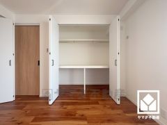 新たに家具を買わなくても良いので、ハンガーパイプ付きのクローゼットは嬉しいですね。