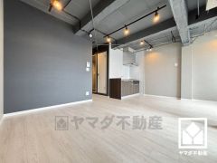 使いやすさとデザイン性を両立。インパクトのある配線ダウンライトとスタイリッシュなモノトーンテイストが魅力のリビングです。