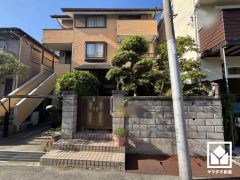 3階にはたっぷり収納できる約6帖の納戸付きで、家の中をもっとスッキリ。季節の荷物や趣味の道具もしっかり収納。