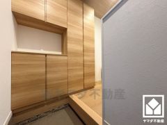 玄関にはシューズボックスを完備。家族の靴もしっかり収納できるので、玄関がいつも片付き、気持ちよくお客様を迎えられます。