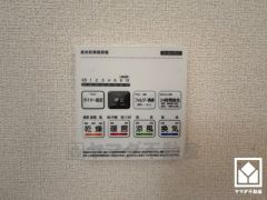 浴室暖房乾燥機付き。真冬の寒い浴室を暖かく、また雨の日の洗濯物の乾燥にと多用途に活躍する機能です。