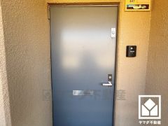 シンプルで洗練された玄関デザイン。帰るたびにホッとできる、心地よい住まいの入り口。